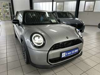 Schräge Frontansicht auf einen MINI COOPER , freigestellt