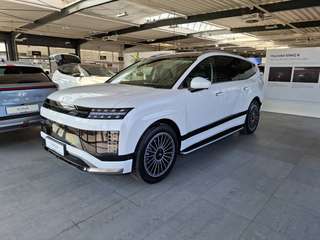 Schräge Frontansicht auf einen Hyundai IONIQ 9 , freigestellt