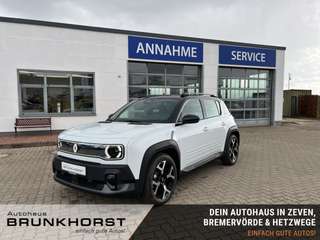 Schräge Frontansicht auf einen Renault 4 E-TECH , freigestellt