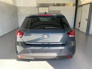Schräge Frontansicht auf einen SEAT Ibiza , freigestellt