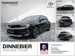 Schräge Frontansicht auf einen Opel Astra , freigestellt