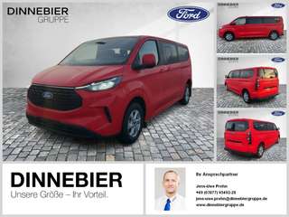 Schräge Frontansicht auf einen Ford Tourneo Custom , freigestellt