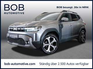 Schräge Frontansicht auf einen Dacia Duster , freigestellt