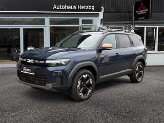 Schräge Frontansicht auf einen Dacia Bigster , freigestellt