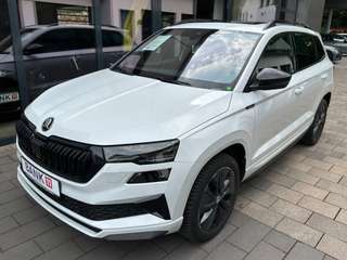 Schräge Frontansicht auf einen Skoda Karoq , freigestellt