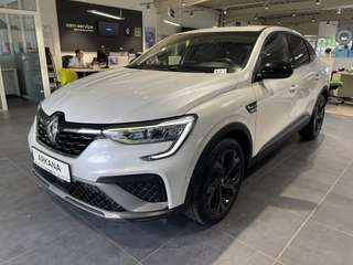 Schräge Frontansicht auf einen Renault Arkana , freigestellt