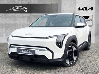 Schräge Frontansicht auf einen Kia EV3 , freigestellt