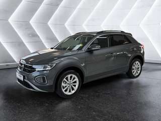 Schräge Frontansicht auf einen Volkswagen T-Roc , freigestellt