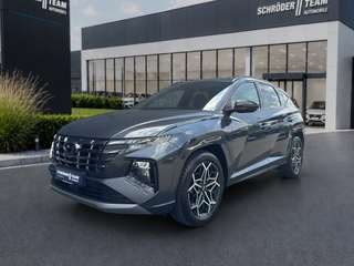 Schräge Frontansicht auf einen Hyundai Tucson , freigestellt