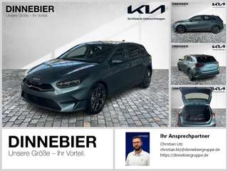 Schräge Frontansicht auf einen Kia cee'd , freigestellt