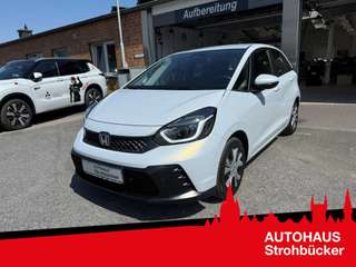 Schräge Frontansicht auf einen Honda Jazz , freigestellt