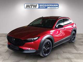 Schräge Frontansicht auf einen Mazda CX-30 , freigestellt