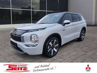 Schräge Frontansicht auf einen Mitsubishi Outlander , freigestellt