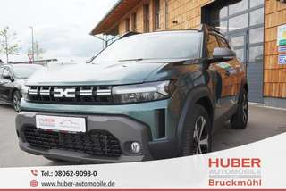 Schräge Frontansicht auf einen Dacia Duster , freigestellt