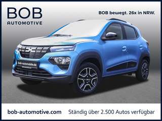 Schräge Frontansicht auf einen Dacia Spring , freigestellt
