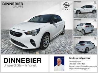 Schräge Frontansicht auf einen Opel Corsa , freigestellt