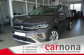 Schräge Frontansicht auf einen Volkswagen T-Cross , freigestellt