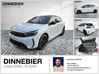 Schräge Frontansicht auf einen Opel Corsa , freigestellt