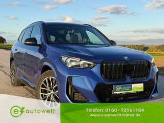 Schräge Frontansicht auf einen BMW iX1 , freigestellt