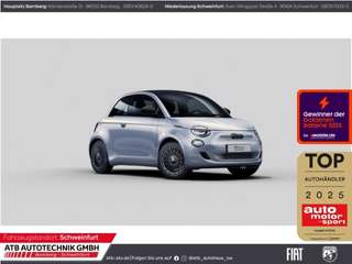 Schräge Frontansicht auf einen Fiat 500 , freigestellt