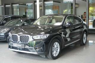 Schräge Frontansicht auf einen BMW X4 , freigestellt