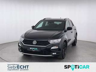 Schräge Frontansicht auf einen Volkswagen T-Roc , freigestellt