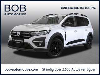 Schräge Frontansicht auf einen Dacia Jogger , freigestellt