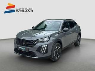 Schräge Frontansicht auf einen Peugeot 2008 , freigestellt