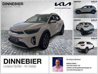 Schräge Frontansicht auf einen Kia Stonic , freigestellt