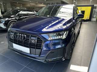 Schräge Frontansicht auf einen Audi Q7 , freigestellt