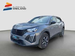 Schräge Frontansicht auf einen Peugeot 2008 , freigestellt