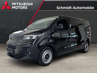 Schräge Frontansicht auf einen Opel Vivaro , freigestellt