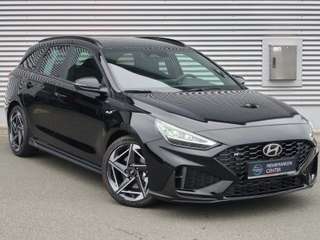 Schräge Frontansicht auf einen Hyundai i30 , freigestellt