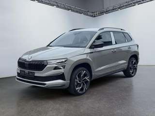 Schräge Frontansicht auf einen Skoda Karoq , freigestellt