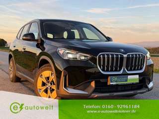 Schräge Frontansicht auf einen BMW iX1 , freigestellt