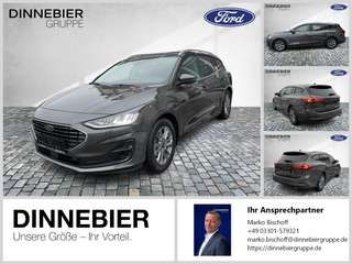 Schräge Frontansicht auf einen Ford Focus , freigestellt