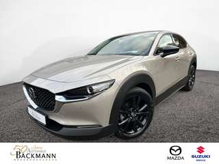 Schräge Frontansicht auf einen Mazda CX-30 , freigestellt