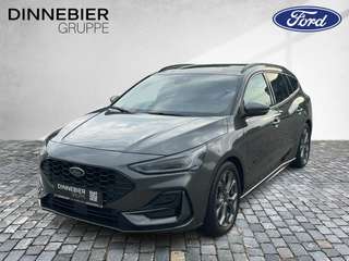 Schräge Frontansicht auf einen Ford Focus , freigestellt