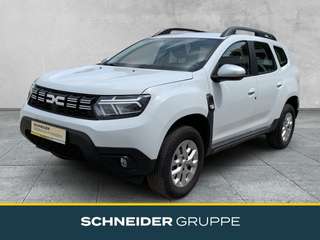 Schräge Frontansicht auf einen Dacia Duster , freigestellt
