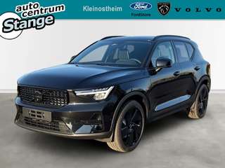 Schräge Frontansicht auf einen Volvo XC40 , freigestellt