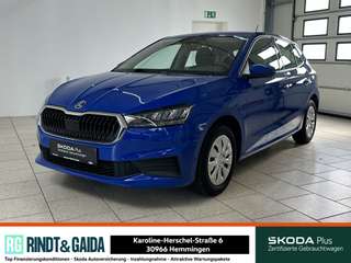 Schräge Frontansicht auf einen Skoda Fabia , freigestellt