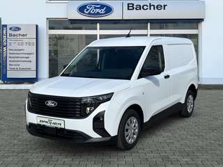 Schräge Frontansicht auf einen Ford Transit Courier , freigestellt