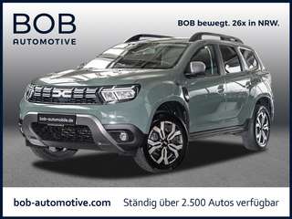 Schräge Frontansicht auf einen Dacia Duster , freigestellt