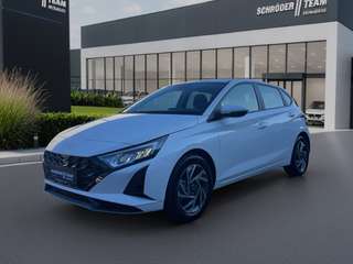 Schräge Frontansicht auf einen Hyundai i20 , freigestellt