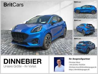 Schräge Frontansicht auf einen Ford Puma , freigestellt