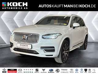 Schräge Frontansicht auf einen Volvo XC90 , freigestellt