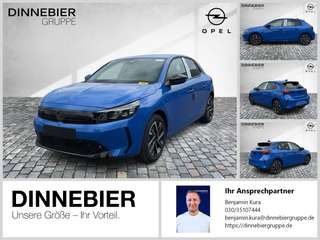 Schräge Frontansicht auf einen Opel Corsa , freigestellt