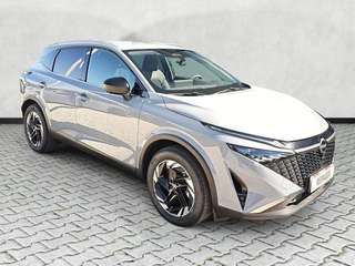 Schräge Frontansicht auf einen Nissan Qashqai , freigestellt