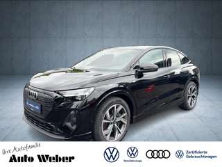 Schräge Frontansicht auf einen Audi Q4 e-tron , freigestellt