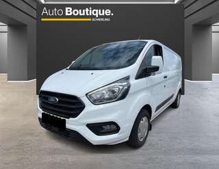 Schräge Frontansicht auf einen Ford Transit Custom , freigestellt